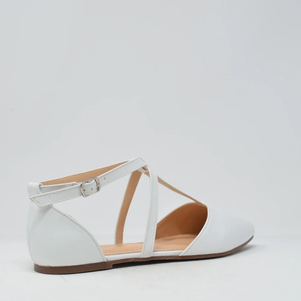๐ Women's Chase & Chloe White Strappy Flats - Picture 2 of 4